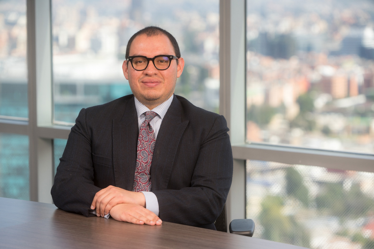 Ernesto Villamil Smille Half Body Large_1620X1080